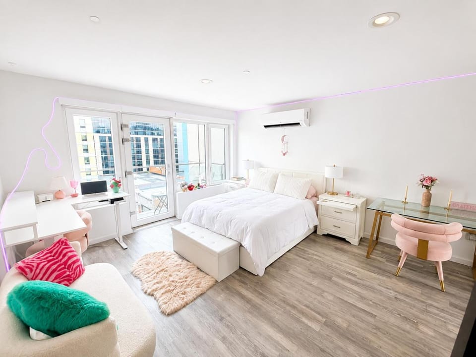 Bed, Photo of the whole room, Seating area, Bedroom