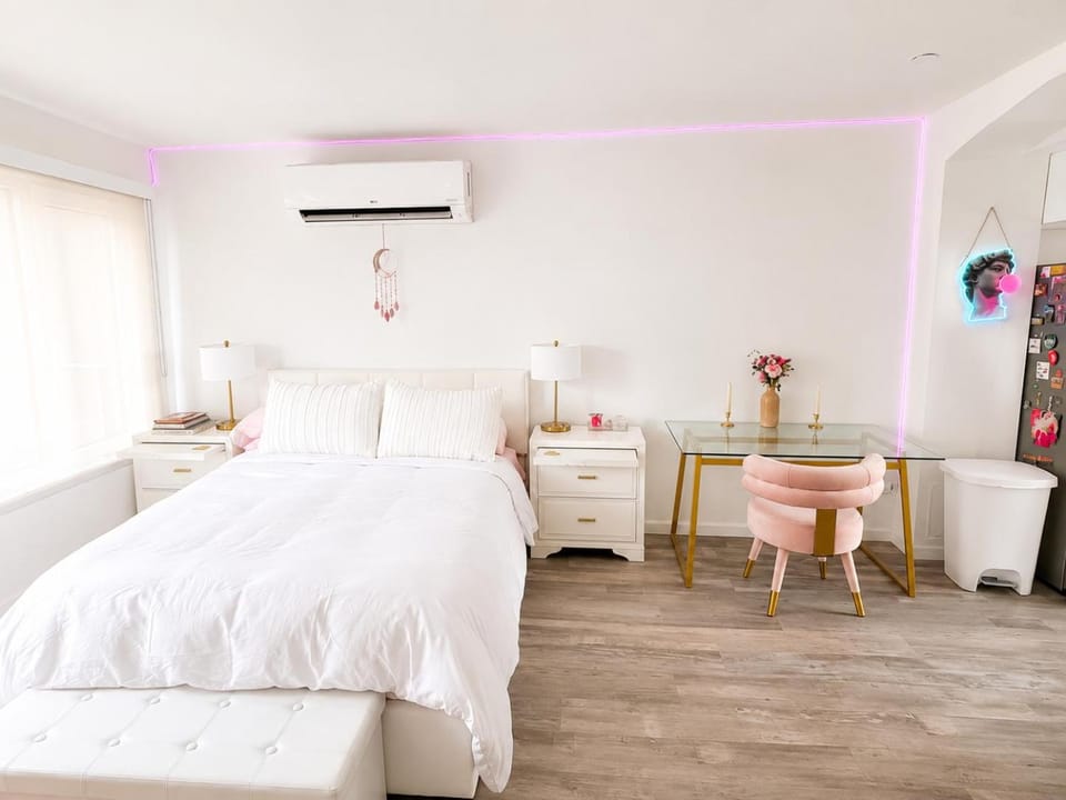 Bed, Seating area, Bedroom, air conditioner