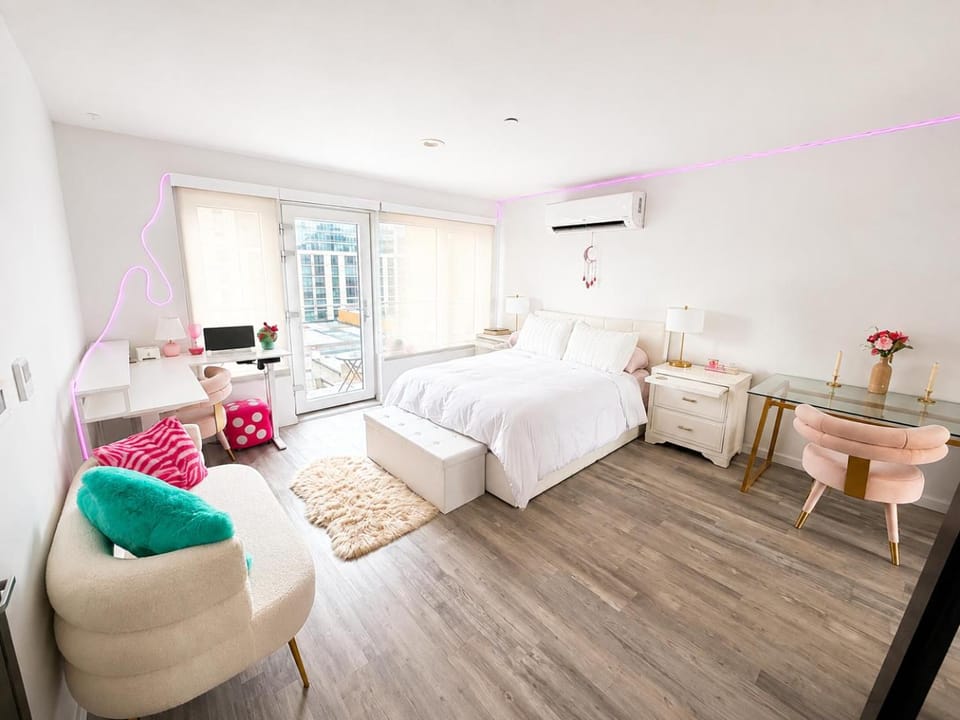 Bed, Living room, Photo of the whole room, Seating area, Bedroom