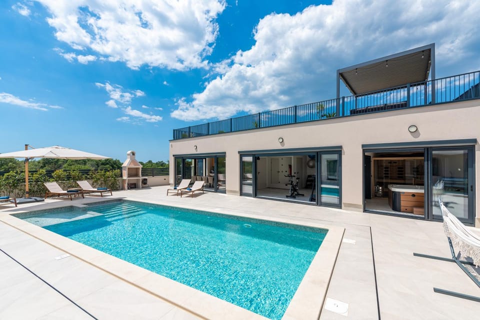 Property building, Balcony/Terrace, Swimming pool