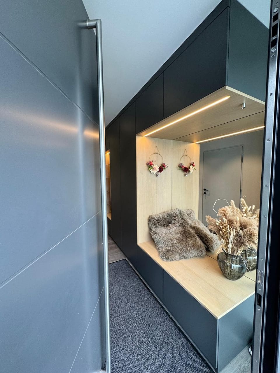 Facade/entrance, wardrobe