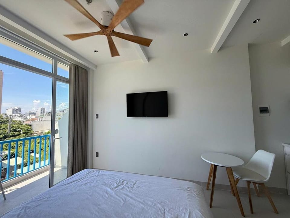 Santori, Near My Khe, King Bed, Pool Rooftop Apartment in Da Nang