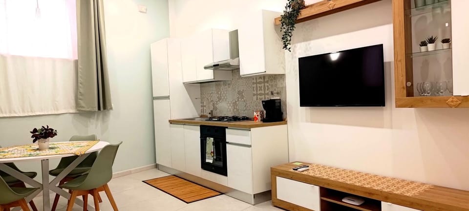 TV and multimedia, Kitchen or kitchenette, Dining area, oven, stove