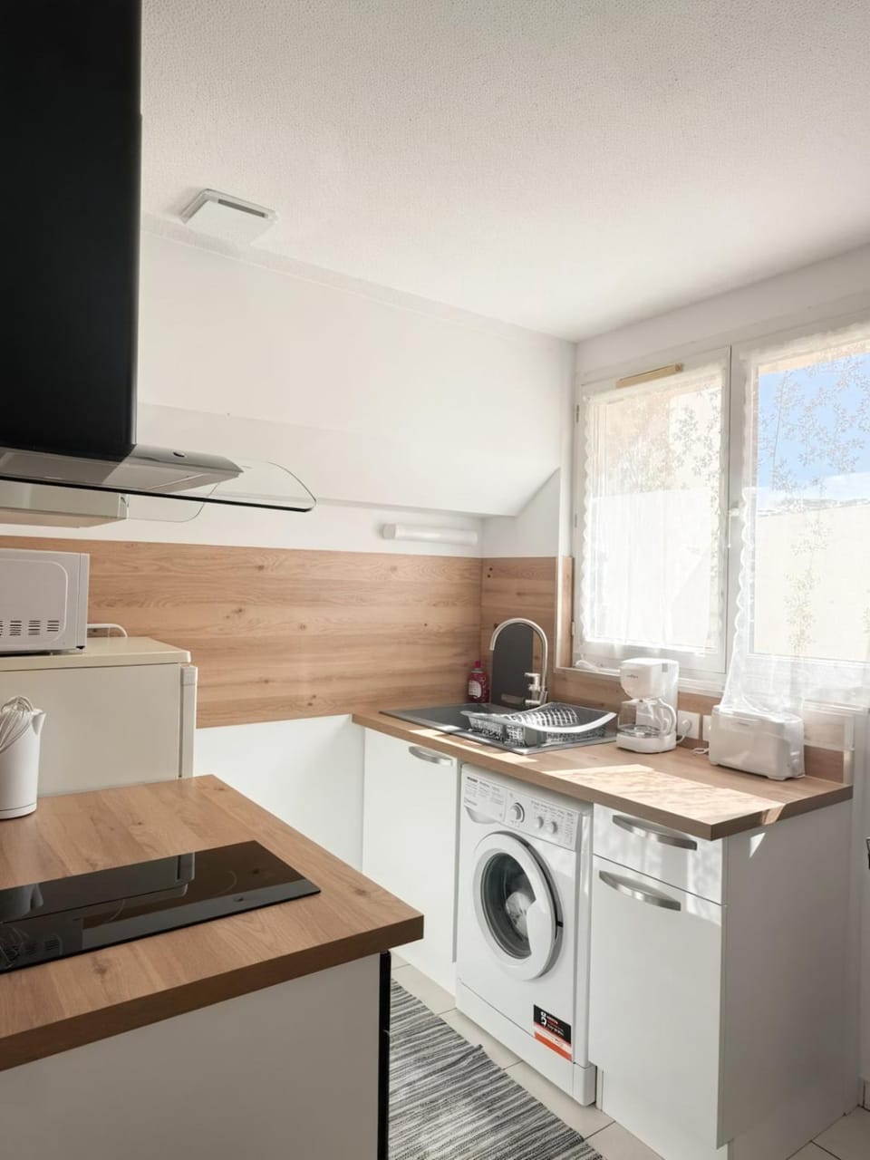 Kitchen or kitchenette, toaster, washing machine