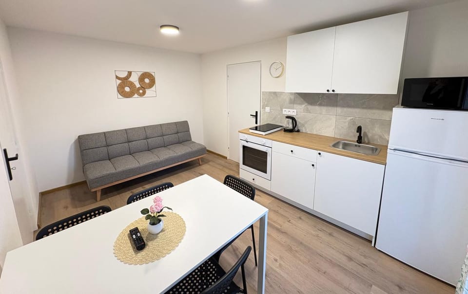 Communal lounge/ TV room, Kitchen or kitchenette, Living room, Seating area, Communal kitchen, Food, microwave, oven, stove, kitchen