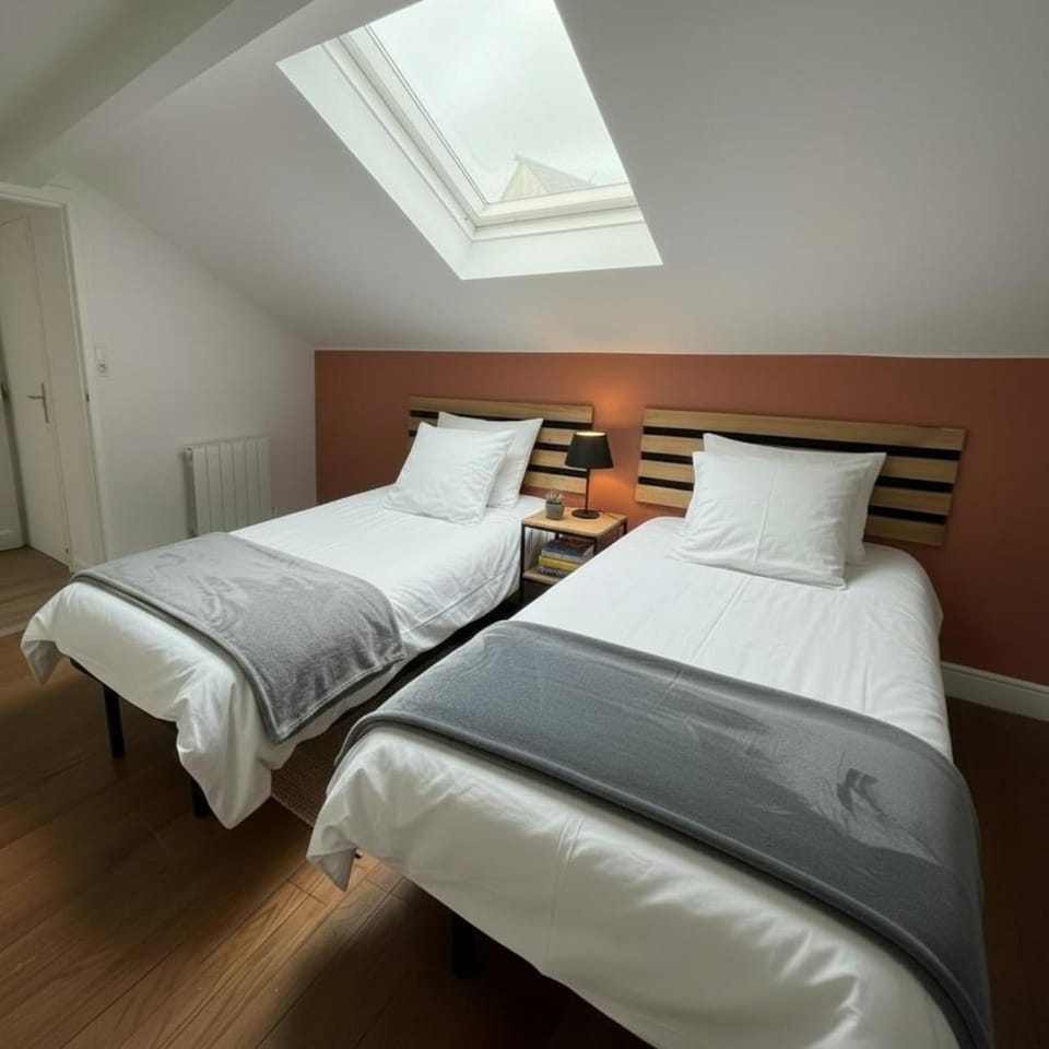 Bed, Photo of the whole room, Bedroom