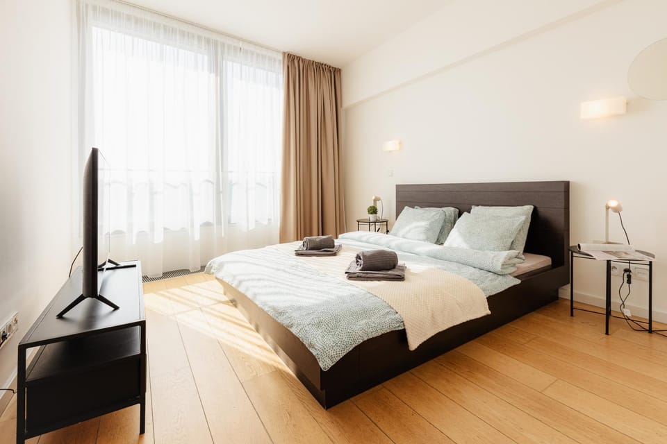 Bed, TV and multimedia, Photo of the whole room, Bedroom, towels