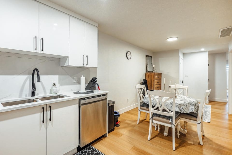 Dining area, dishwasher