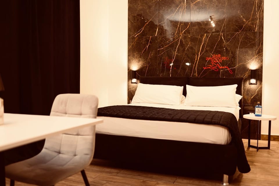 Bed, Living room, Photo of the whole room, Seating area, Bedroom