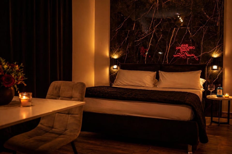 Bed, Photo of the whole room, Text overlay