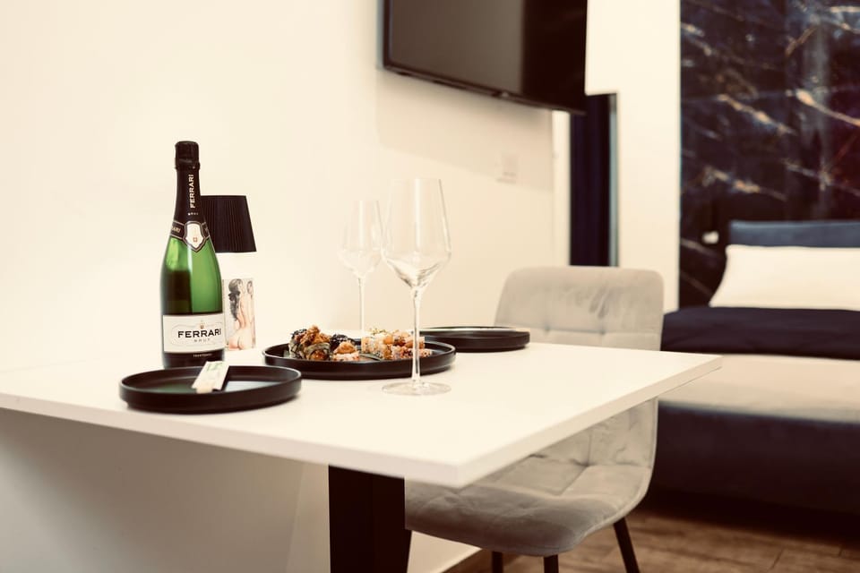 TV and multimedia, Living room, Food and drinks, Seating area, Dining area, Food, Drinks, Alcoholic drinks