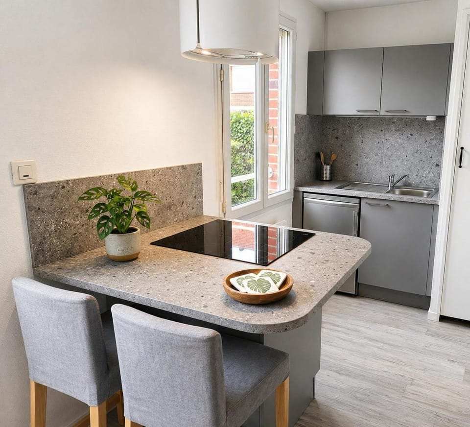 Kitchen or kitchenette, Dining area