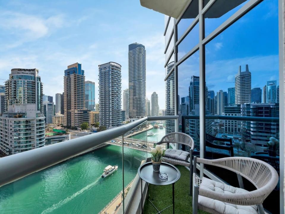 Front-Row Marina & Skyline Views Apartment in Dubai