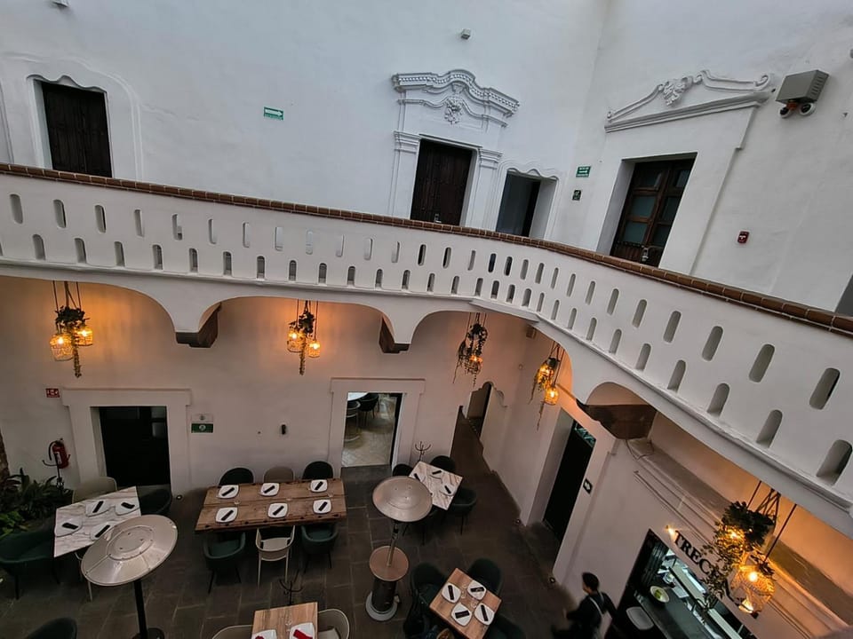 Restaurant/places to eat, Banquet/Function facilities, Seating area
