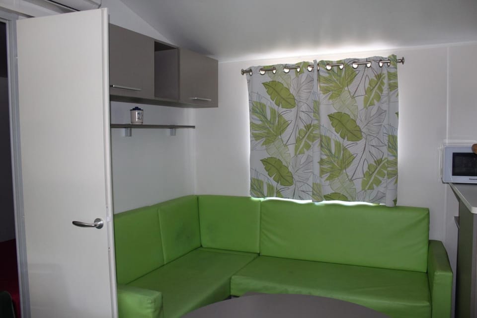 Communal lounge/ TV room, Living room, Seating area