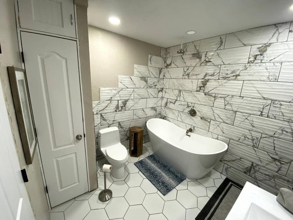 Shower, Toilet, Bathroom, Bath, towels