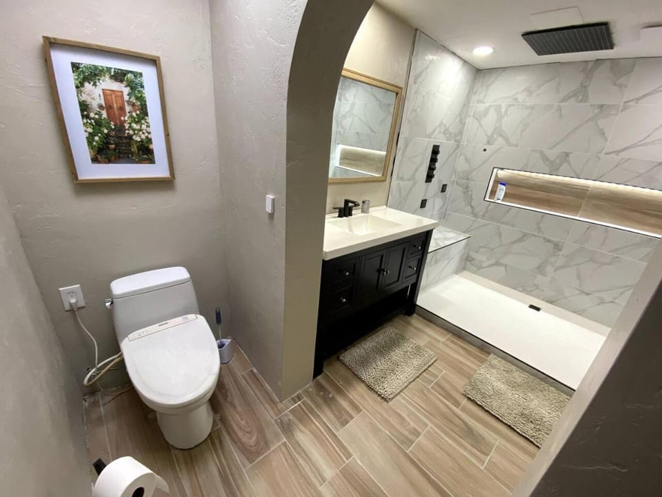 Shower, Toilet, Bathroom, bidet, towels