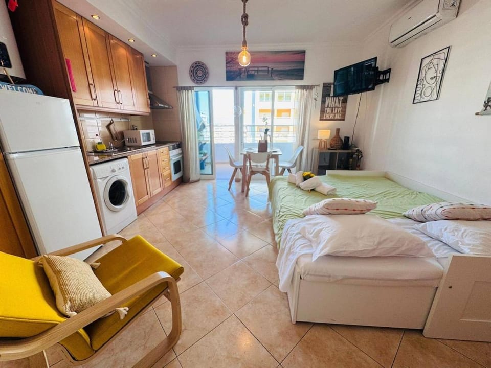 Communal lounge/ TV room, Bed, TV and multimedia, Kitchen or kitchenette, Bedroom, oven, stove, towels, air conditioner
