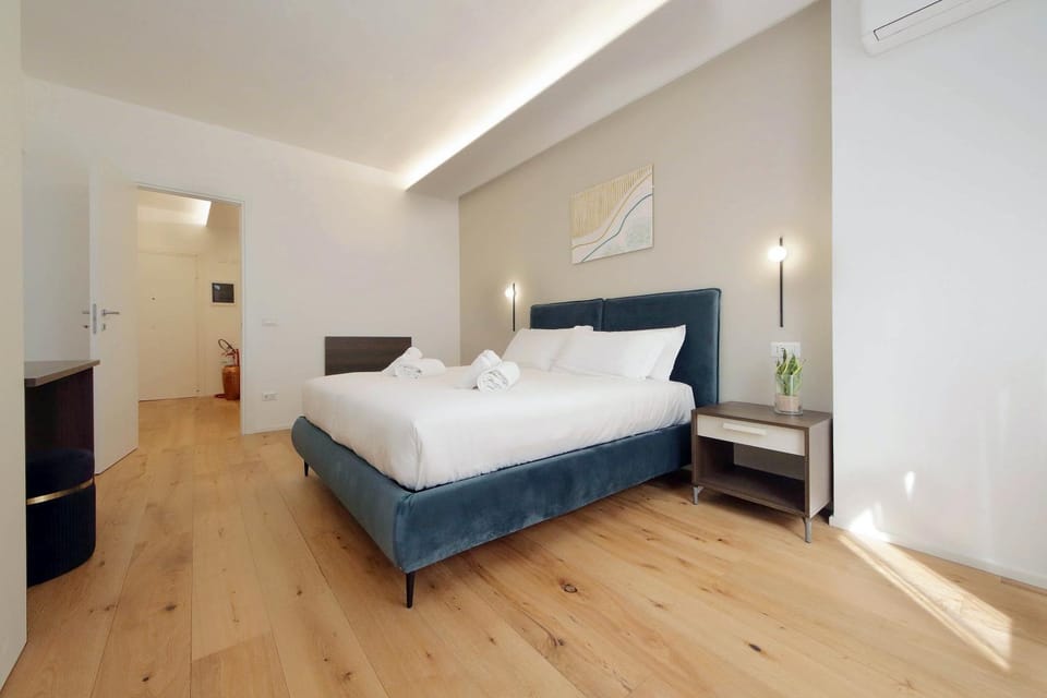Bed, Photo of the whole room, Bedroom, towels
