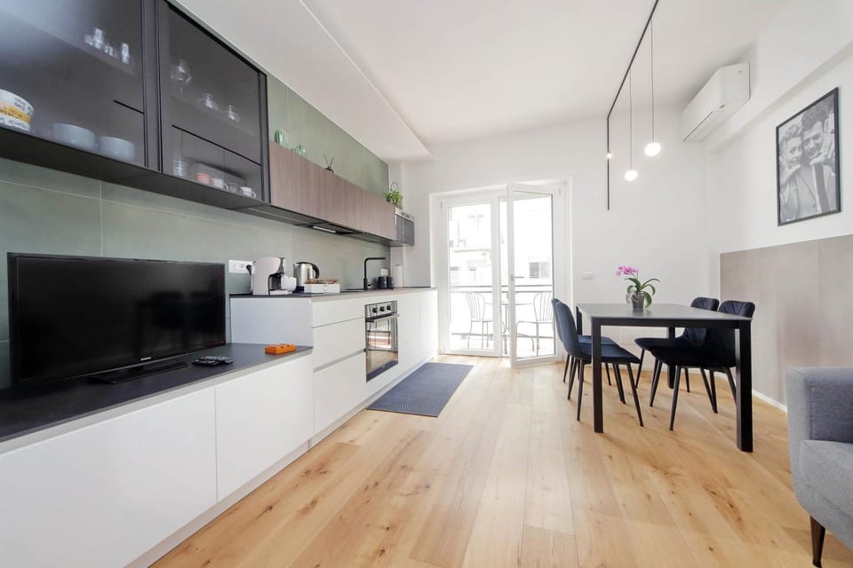 TV and multimedia, Kitchen or kitchenette, Living room, Seating area, Dining area, oven, stove