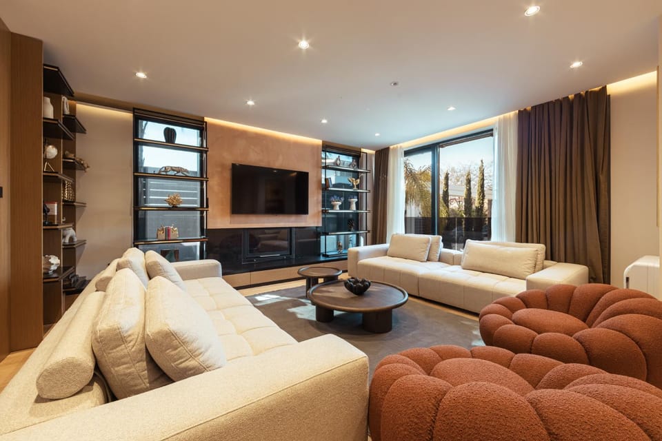 Communal lounge/ TV room, TV and multimedia, Living room, Seating area, Evening entertainment