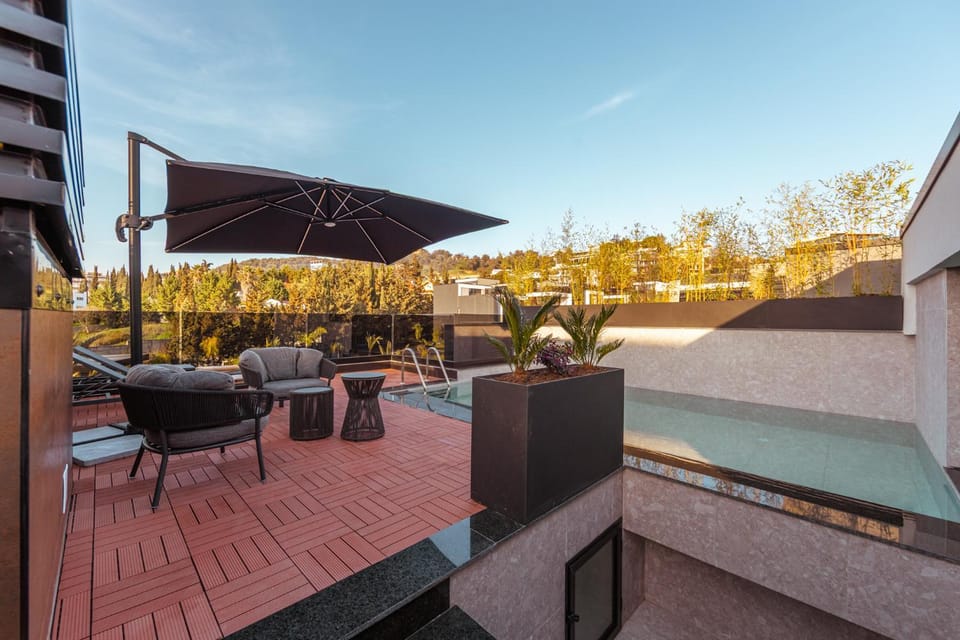 View (from property/room), Balcony/Terrace, Mountain view, Pool view, Swimming pool, Inner courtyard view, sunbed