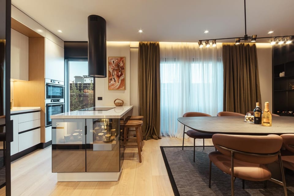 Kitchen or kitchenette, Dining area, minibar, oven, kitchen