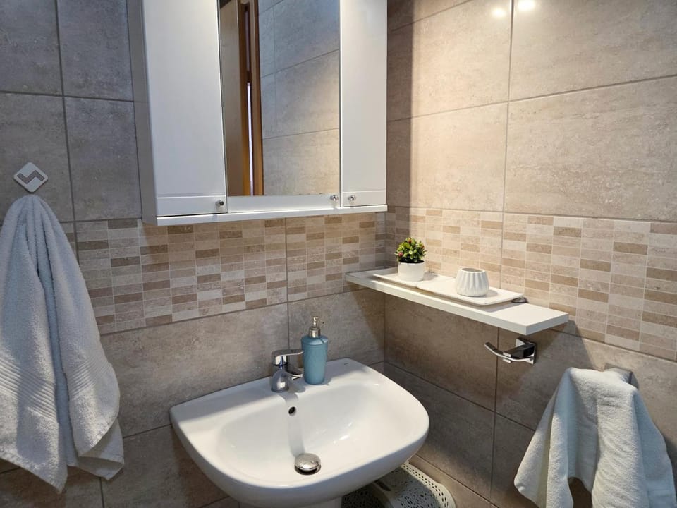 Bathroom, towels
