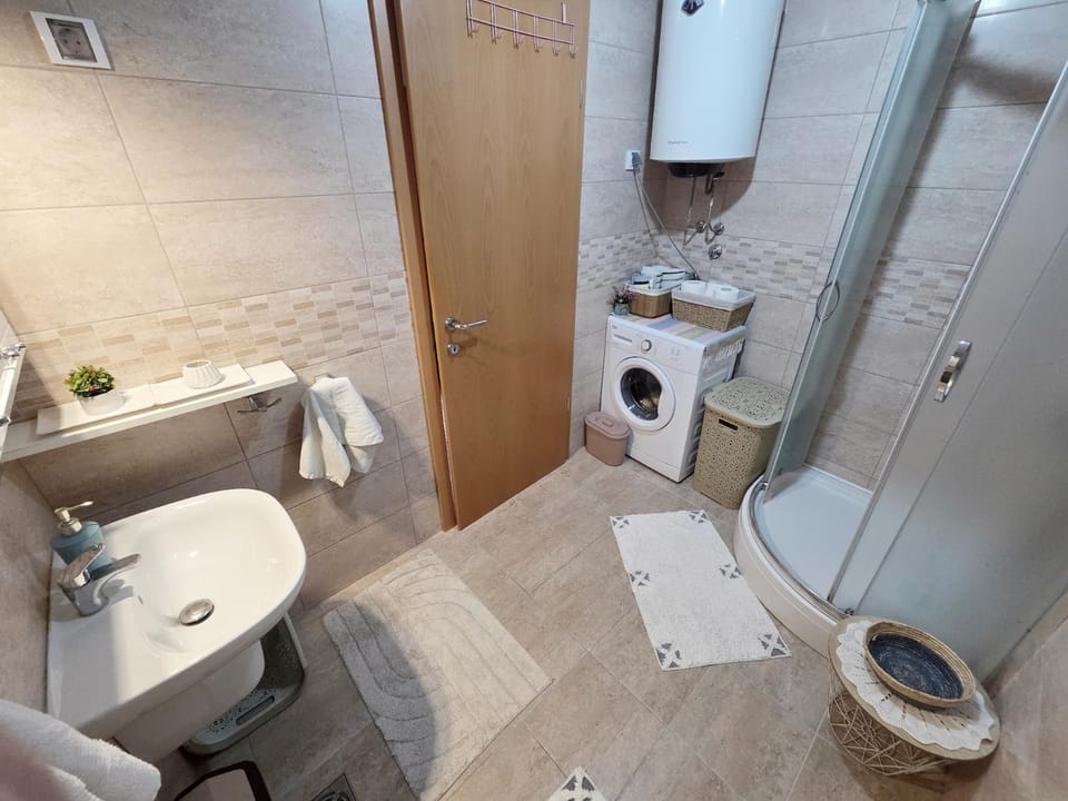 Shower, Toilet, Bathroom, flat iron, hair dryier, washing machine