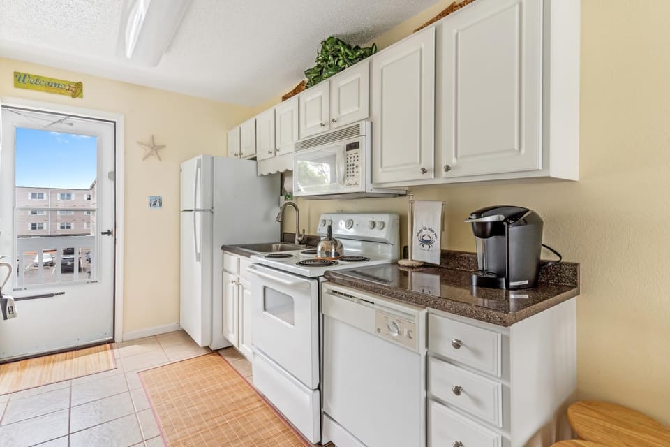 Romantic Couples' Retreat at Dominica Beach Studio Steps from Quiet Beach in Ocean City Apartment in Ocean City