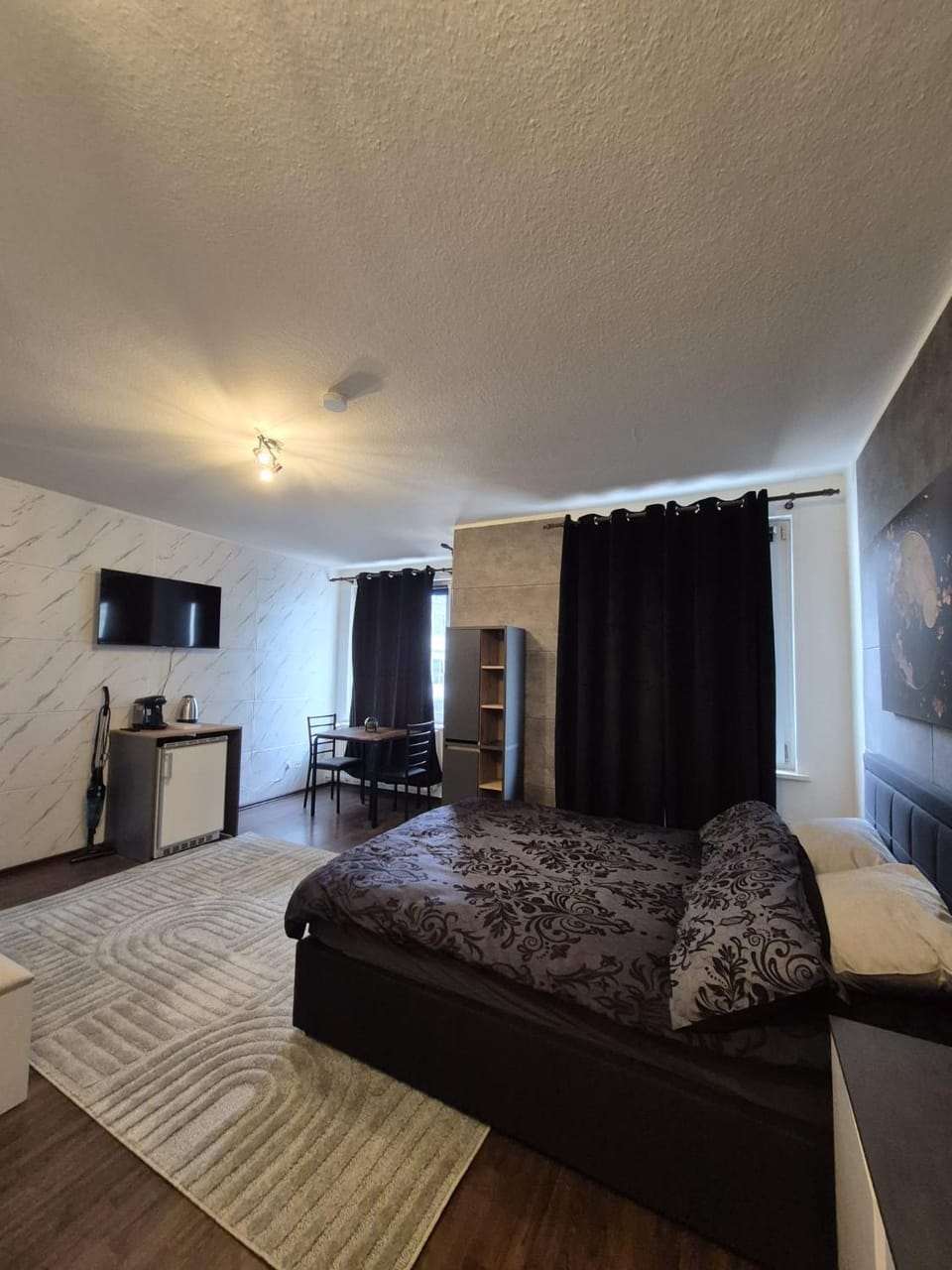 CityNest O5 Modern Black Suite Apartment in Hanover