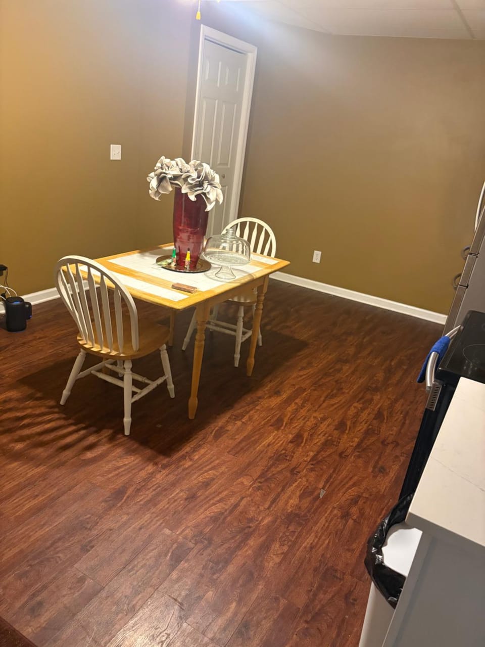 Kitchen or kitchenette, Seating area, Dining area
