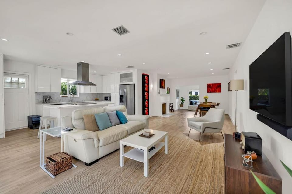 TV and multimedia, Living room, Seating area, Evening entertainment