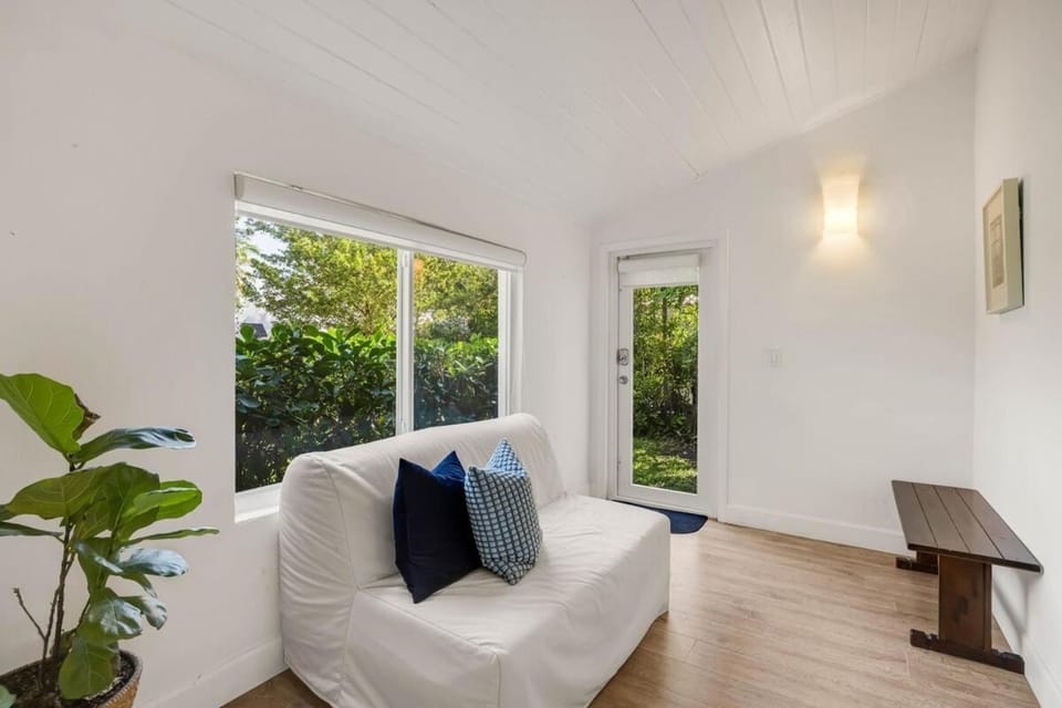 Bed, Seating area
