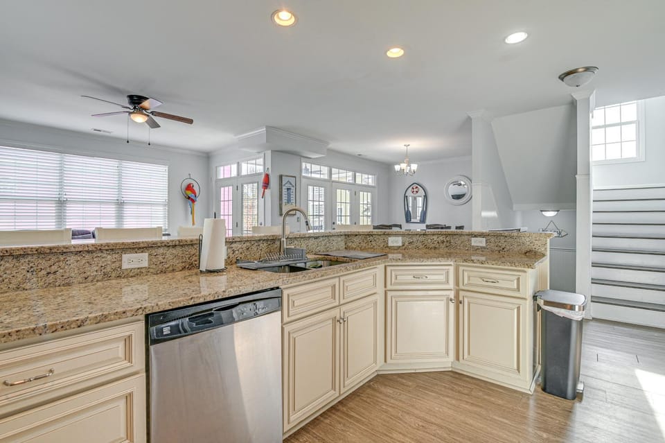 1 Block to Shore: Myrtle Beach Home w/ Pool Access House in Myrtle Beach