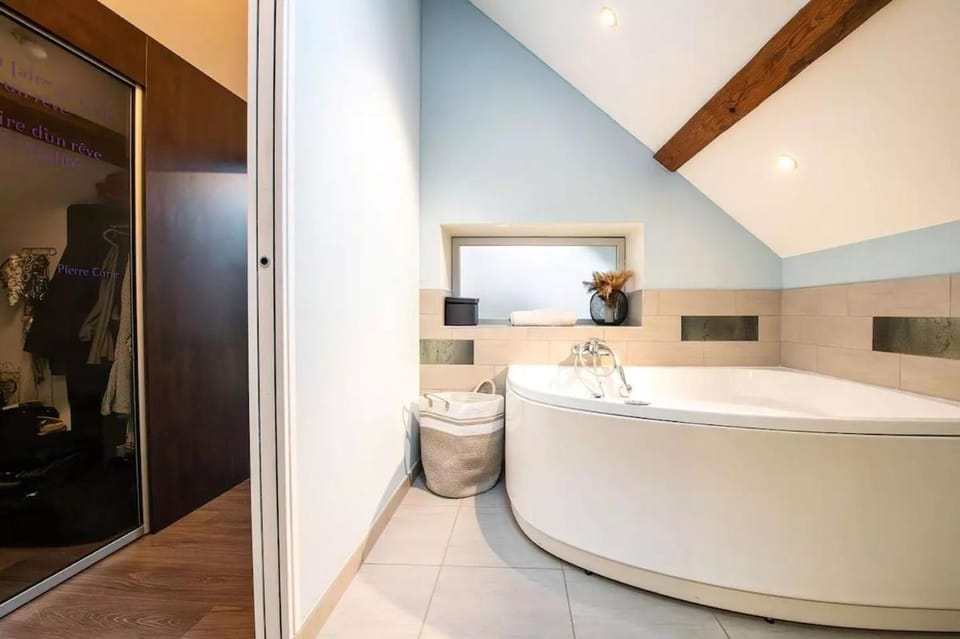 Villa Cendrée 4 Bedrooms 20 Minutes from Geneva Villa in Divonne-les-Bains