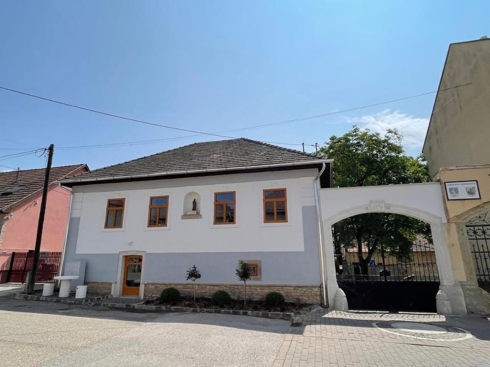 Property building, Day, Street view