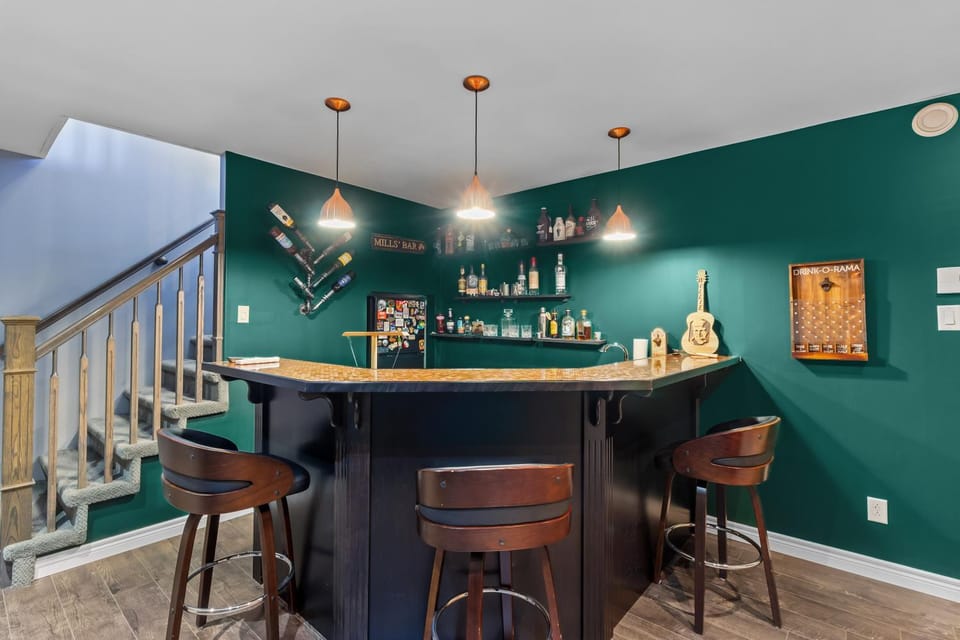 Family-Friendly 3BR, HotTub, Patio, Bar, Fireplace Apartment in St Johns