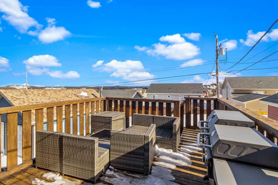 Family-Friendly 3BR, HotTub, Patio, Bar, Fireplace Apartment in St Johns