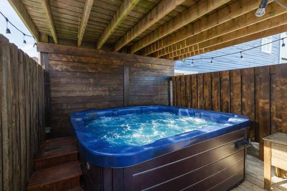 Family-Friendly 3BR, HotTub, Patio, Bar, Fireplace Apartment in St Johns