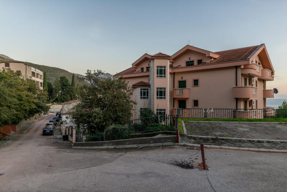 Property building, Street view, Parking