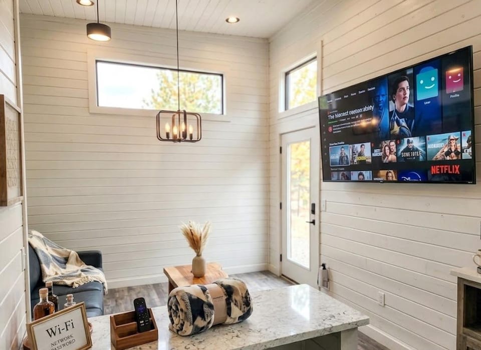 TV and multimedia, Living room, Seating area, Evening entertainment