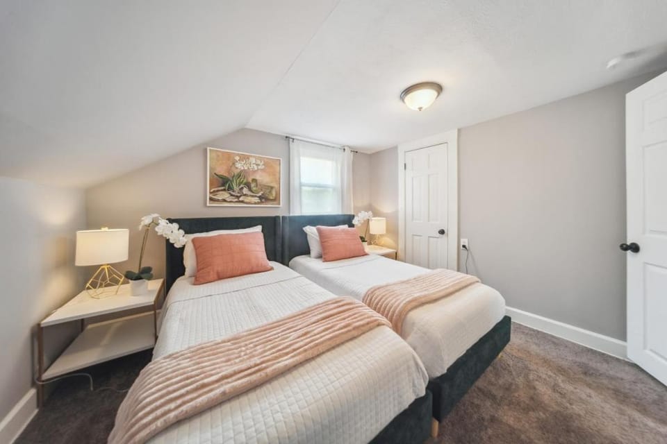 Great 30 days rental 3b 2 bath House in Mayfield Heights