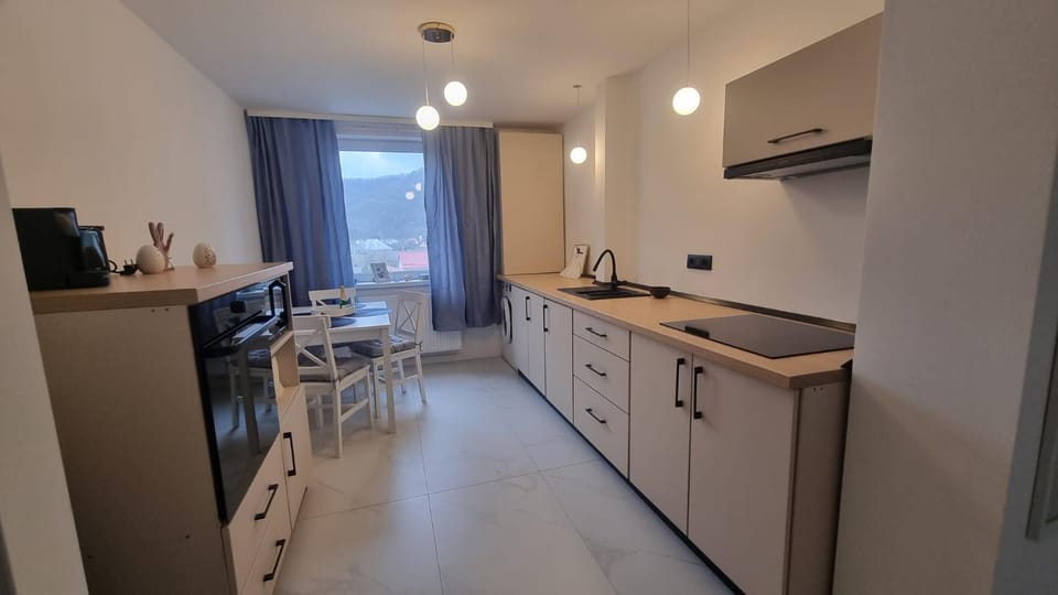 Coffee/tea facilities, Dining area, dishwasher, oven, stove, toaster