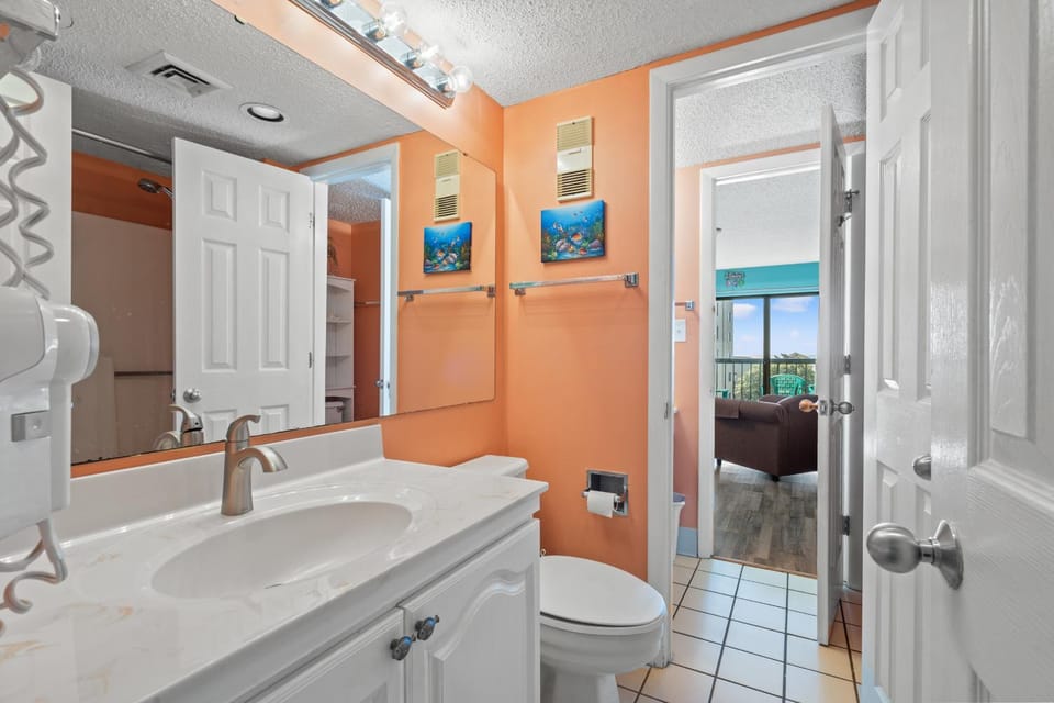 Toilet, Day, Bathroom, Living room, Sea view