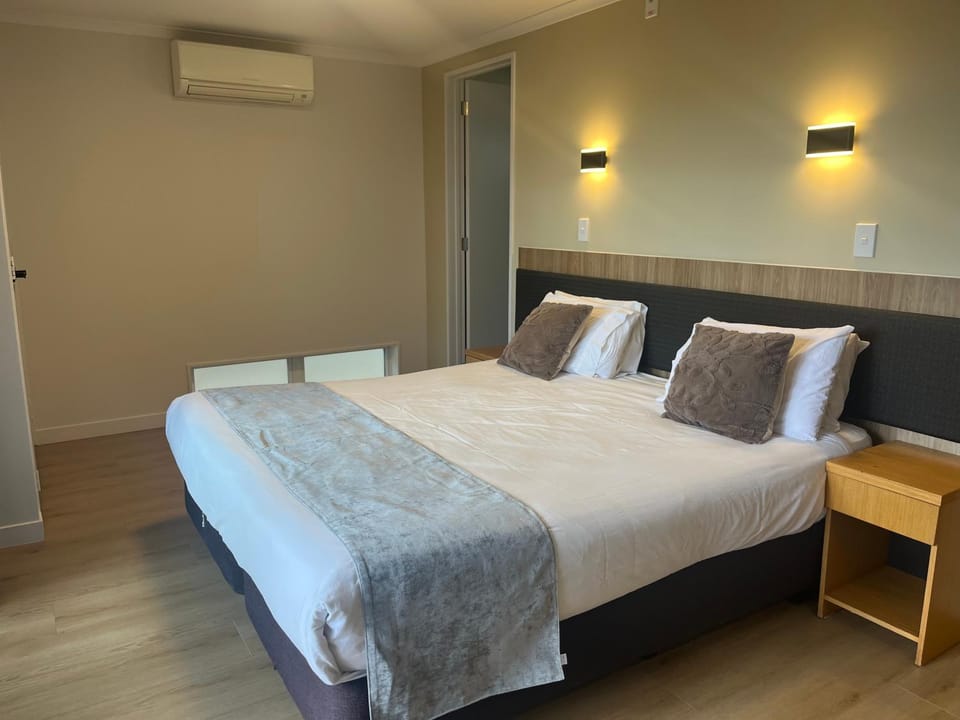Bed, Photo of the whole room, Bedroom, air conditioner