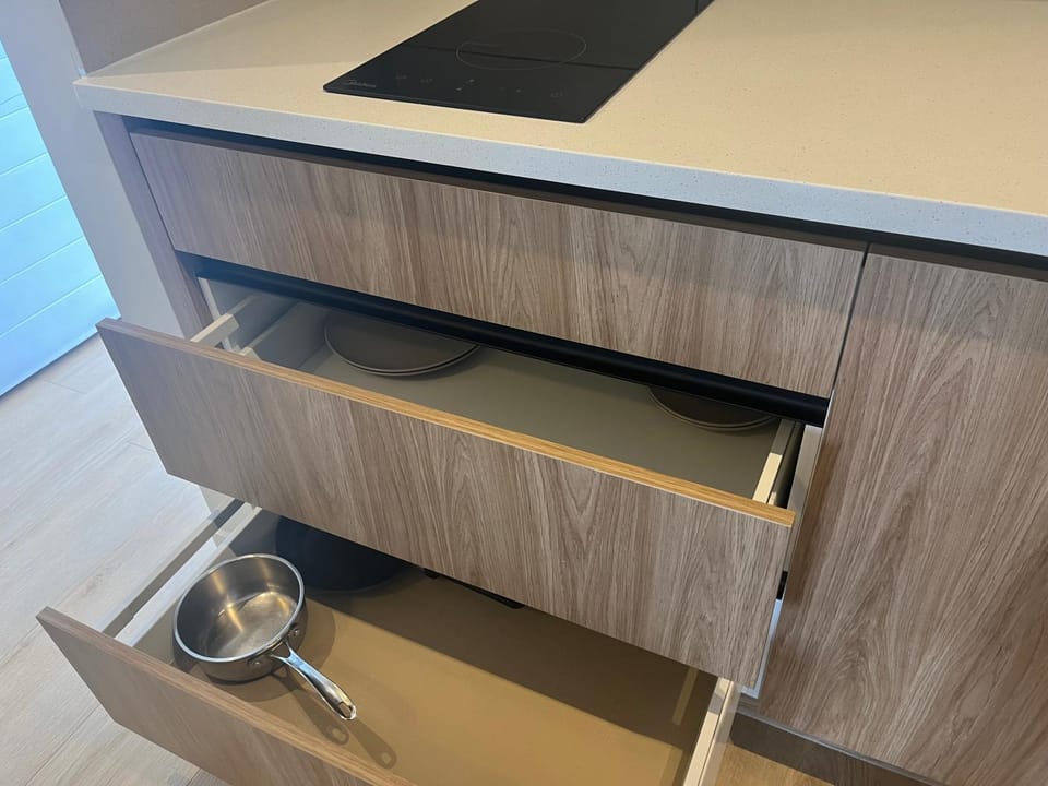Kitchen or kitchenette, minibar