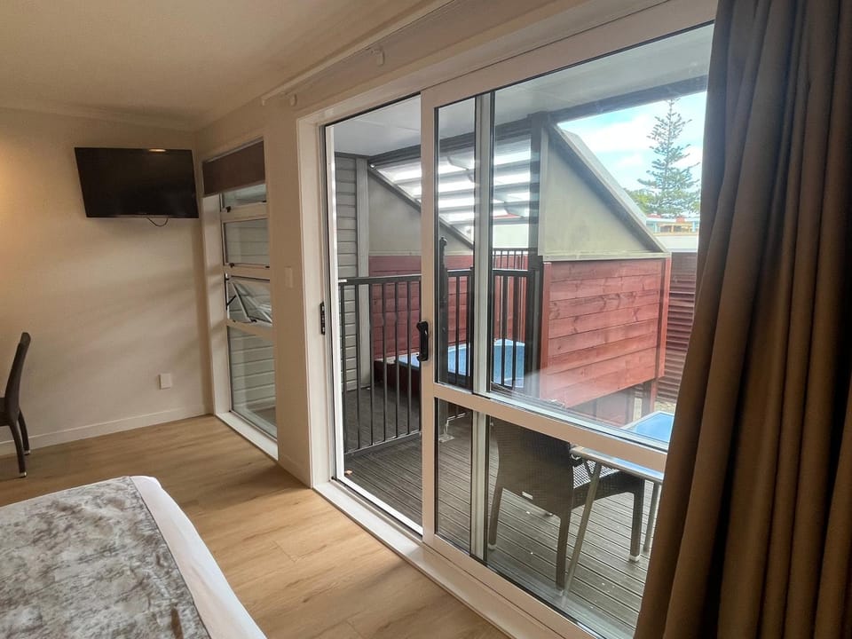 Patio, View (from property/room), Balcony/Terrace, Living room, Photo of the whole room, Seating area, Bedroom