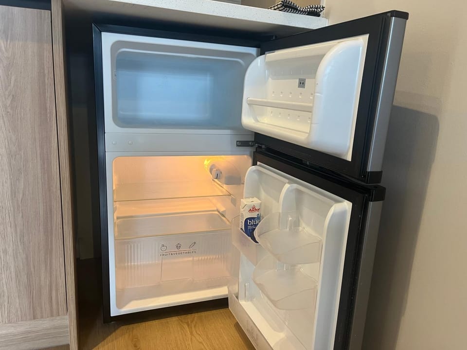 Kitchen or kitchenette, minibar