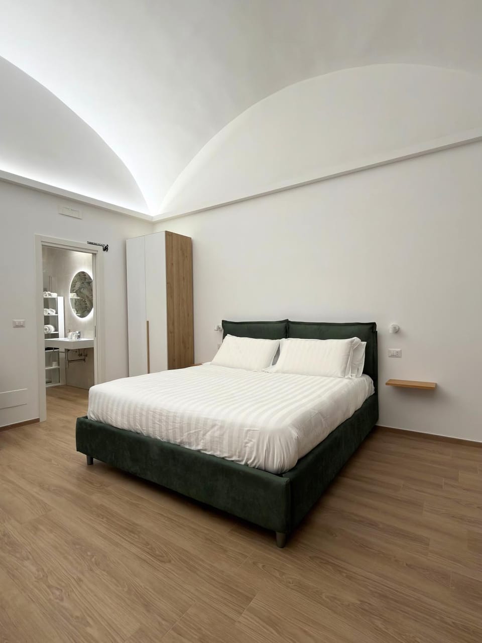 Bed, Photo of the whole room, internet, wardrobe